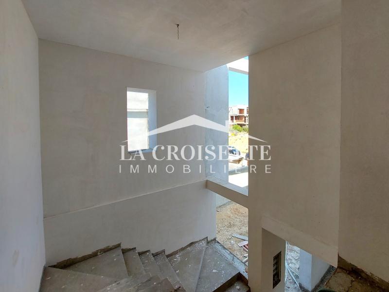 Villa S+3 inachevée à La Soukra